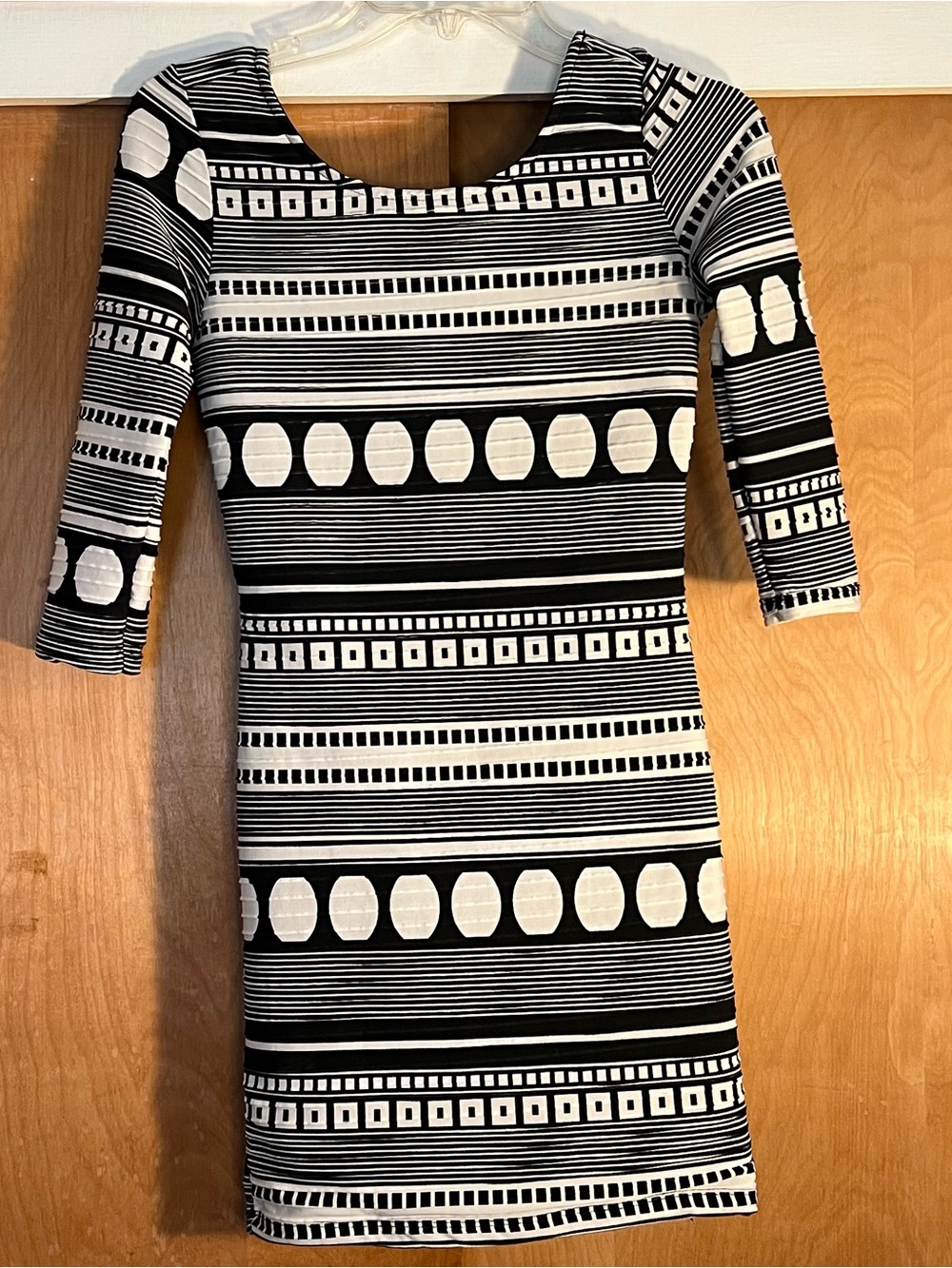 a'gaci Black and White Geometric Scoop Neck Mini Dress